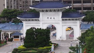 台北　中正紀念堂　人気の衛兵交替式や　黒い丸石を敷き詰めた健康歩道があります♪