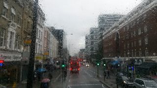 赤い2階建てバスに乗って市内観光を楽しんでみよう