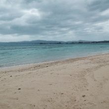 平日の浜辺は静かです。