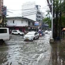 スコールで一瞬にして道路が冠水