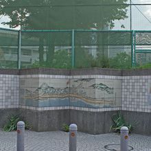 神奈川小学校の壁　