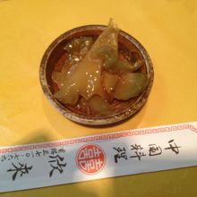 ビールについてくるザーサイ。