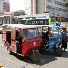 駅前・バスターミナルでオート三輪に乗り「ダオ・ウータースー」