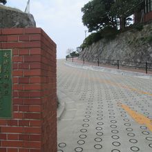 丘の坂を上ります