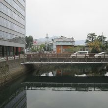 「築町」電停からは徒歩１分で「出島」に到着します