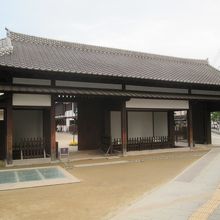 路面電車「出島」電停目の前には、こんな立派な門が建てられてい