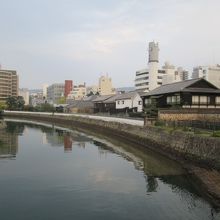 復元された石垣で、かつての「出島」の風情が蘇りつつあります