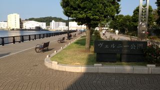 駅近でだが、いきなり横須賀港の一角に出る。