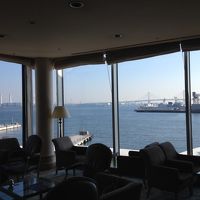 ロビーからベイブリッジが見える。