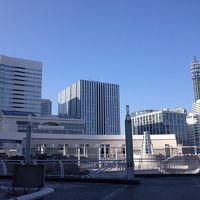 ホテルを出ると近代的なビル群が見える。