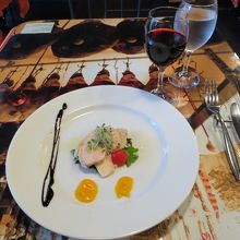 前菜と。ポークのマリネ。ハウスワインはイマイチ。