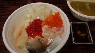 名物「勝手丼」が食べられる市場。好きなネタを自由に選べるのはやっぱりうれしい！