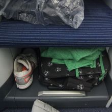 足元収納、小型スーツケース右と靴この上にも収納ありとても便利