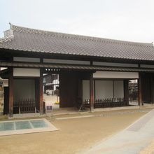 復元された立派な「水門」です