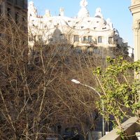 バルコニーからカサミラが見える。