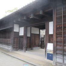 出島橋を渡ると、この門が迎えたのですね