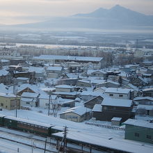 街の向こうには斜里岳がそびえています