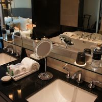 そんなに広い部屋じゃないけど洗面台は2つ