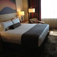 ホテルの部屋です。反対側に独立したバスルームがあります。