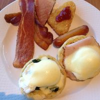 朝食のビュッフェからエッグベネディクトを。