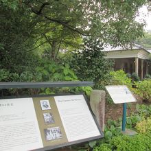 パネルの向こうに「旧オルト住宅」発見