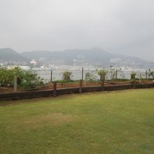 住宅前の芝生の向こうには長崎港の眺めが広がります