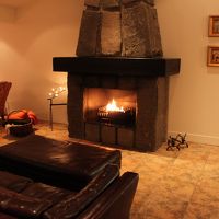 冬季は暖炉に火が入ります。