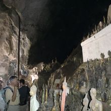洞窟には仏像が点在
