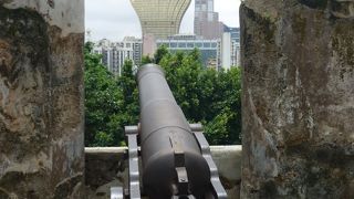 聖ポール教会に向かって右側の坂をあがるとすぐ