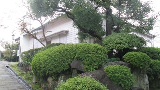 丘の中腹にある慎ましい住宅