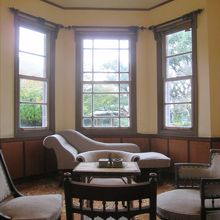 「応接室」…良い形のソファーですね