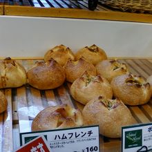 パンの種類は豊富です。