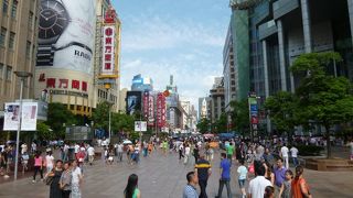 昔ながらの上海の観光地。浅草仲見世通りのよう。