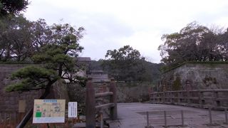 立派な石垣の残る城跡