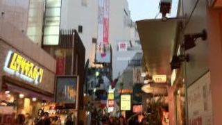 狭い坂道ですが、色々なお店があります