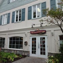 こちらが入口。レジの奥に出口があります。