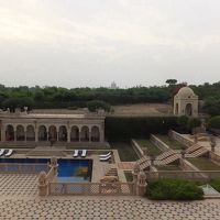 ロビーエントランスから見た中庭