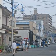 旧東海道の住宅街の間に魚屋が何軒もある