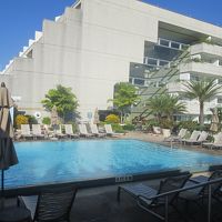 ガラガラのプール