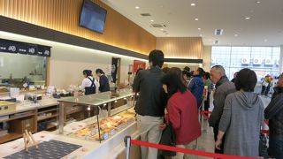 裏の工場直送の揚げたてを店舗でいただくことができる