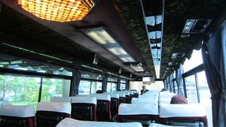 バスの最後部はサロンタイプ？