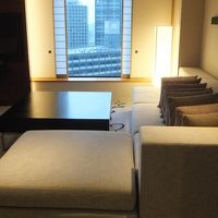 大きいテーブルとソファがあり、ゆったり