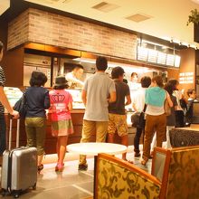 賑わっている店内