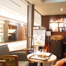 開放的で明るい店内