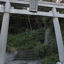 この鳥居が参道石段入口。住宅地奥まったところ。