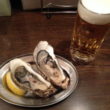 厚岸の牡蠣と生ビール。