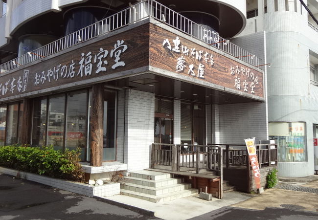 八重山そば店を併設