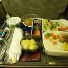 美味しかった機内食　ちょっと癖のあるパイナップルのドレッシン