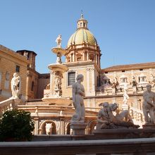 後ろのドームはサンタカテリーナ教会です