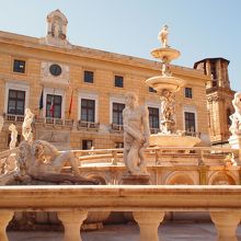 背後の建物は市庁舎です